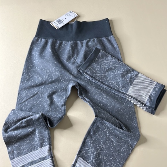 NWT ADIDAS Yoga/Pilates Workout Legging w/ ankle footies Sz Medium - Picture 4 of 7